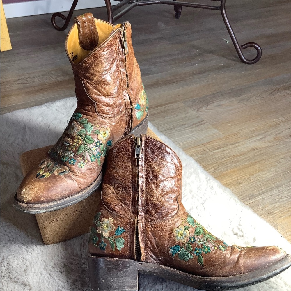 Whimsical Embroidered Old Gringo Ankle Boots - Picture 2 of 6